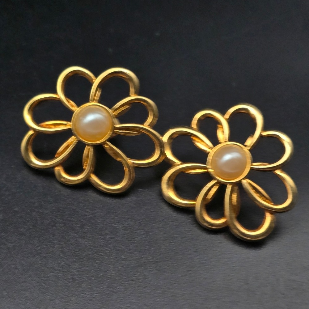 Avon 1990 Daisy Bouquet Earrings Gold Tone Faux Pearl Flower Stud Pierced